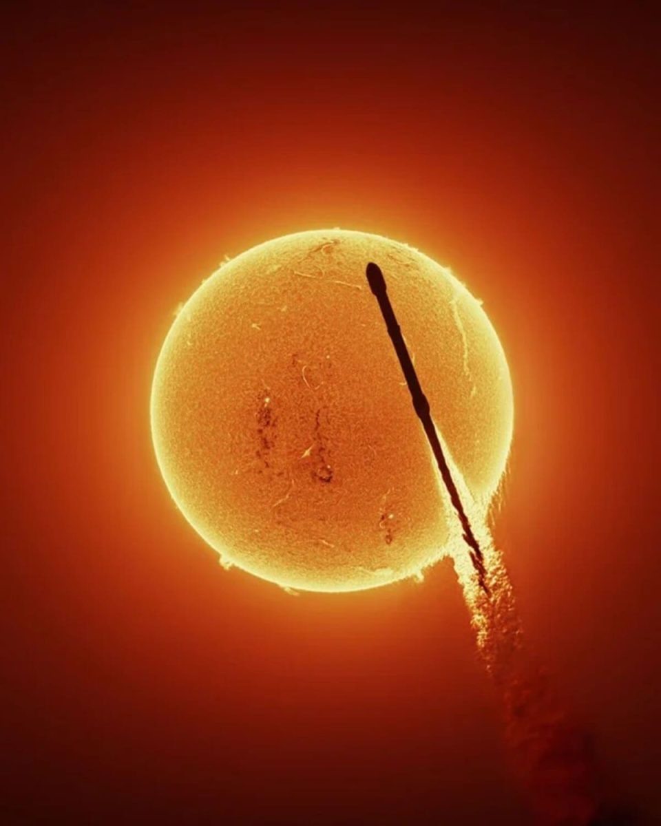    Ракета Falcon 9 компании SpaceX на фоне Солнца / © Andrew McCarthy