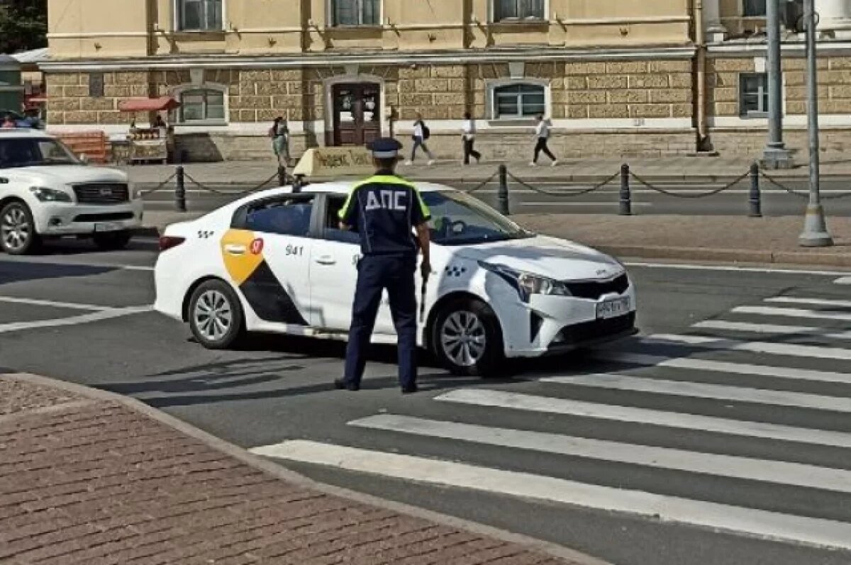    Таксист в Петербурге украл у спящего пассажира цепь за 500 тысяч