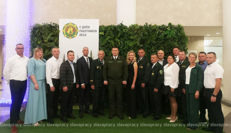     Накануне профессионального праздника лесоводы Копыльщины принимали поздравления в столице