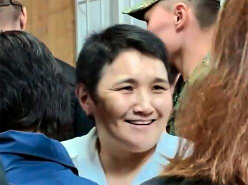 Рита Карасартова после освобождения, 18.09.2025. Кадр из видео "Тандыр медиа"
