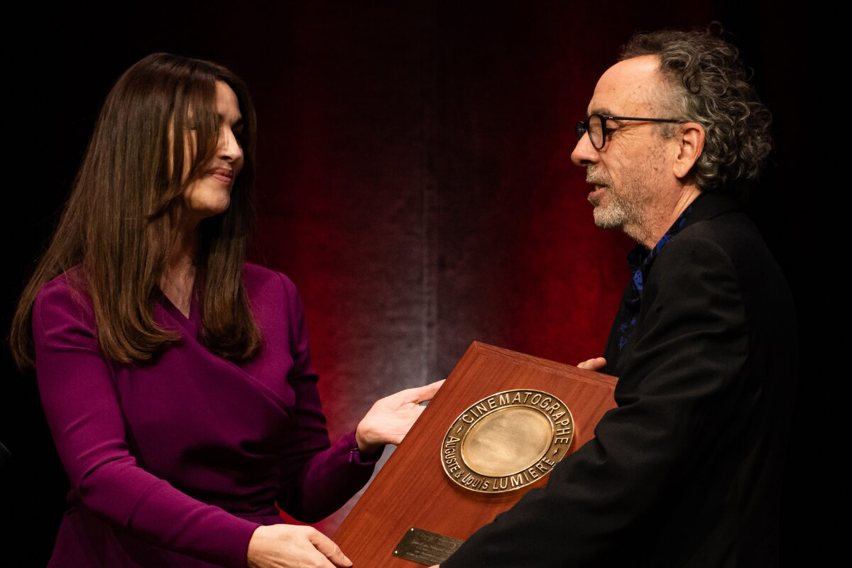 Моника Беллуччи вручае награду Тиму Бёртону на Кинофестивале братьев Люмьер