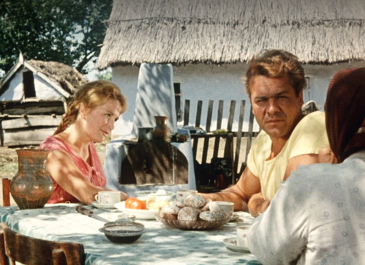Кадр из кинофильма "Стряпуха", 1965 г., режиссер Эдмонд Кеосаян, сценарист Анатолий Софронов, композитор Борис Мокроусов (скриншот)