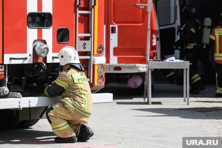В Тольятти бушует пожар на складе лакокрасочных материалов. Фото: Илья Московец © URA.RU