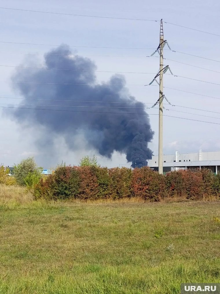 Существует риск распространения огня на расположенное рядом здание. Фото: telegram-канал «Тольятти», t.me