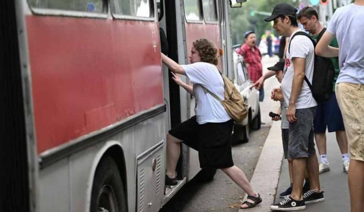     Люди садятся в автобус. Источник: omsk.kp.ru Автор фото: Евгения Гусева