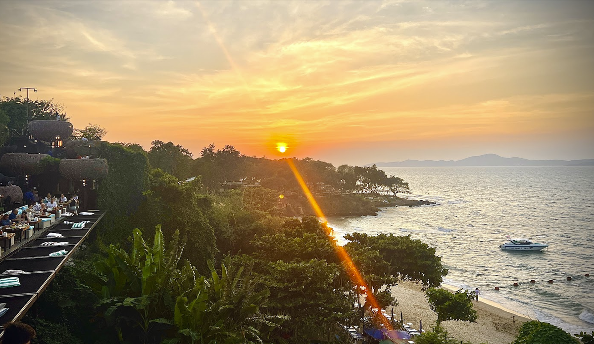 Кадр заката с ресторана Три русалки в Паттайе. 