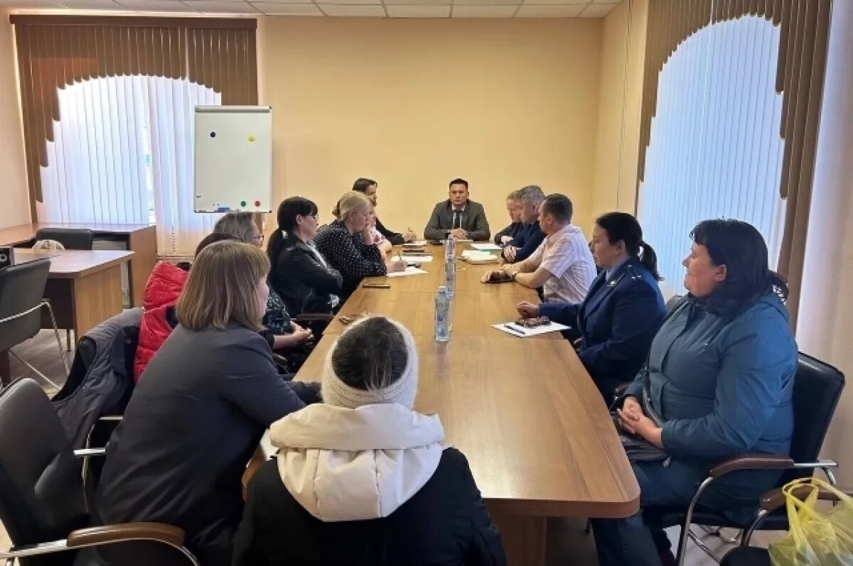    Глава Минстроя встретилась с жителями аварийного дома в Борзе