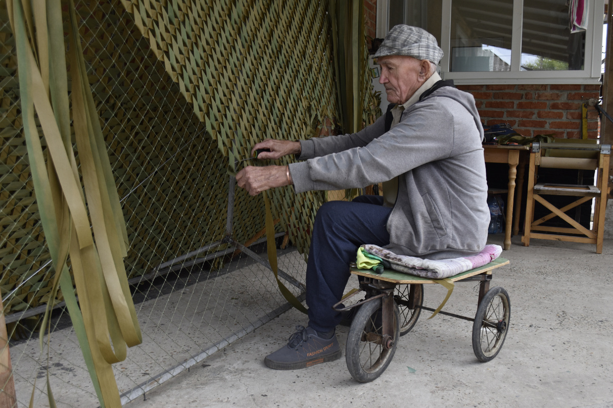 Сергей Маклаков вместе с сыном Николаем соорудил всё необходимое для плетения маскировочных сетей дома. Фото: Виолетта Гавриленко.