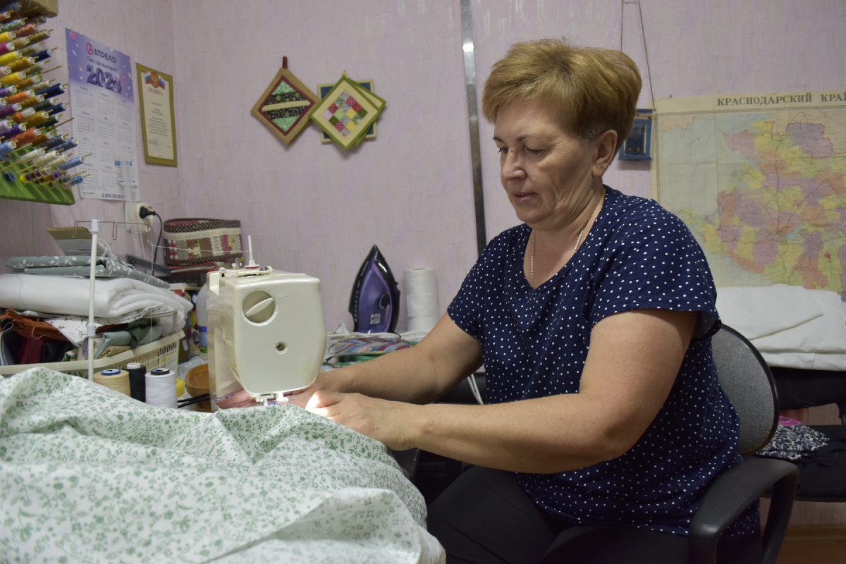 Дочь Сергея Маклакова Нина присоединилась к волонтёрской деятельности после папы. 
- Шью для фронта, - говорит женщина. - Изготавливаю всё, что необходимо, - нижнее и постельное бельё, подушки, пончо.  Фото: Виолетта Гавриленко.