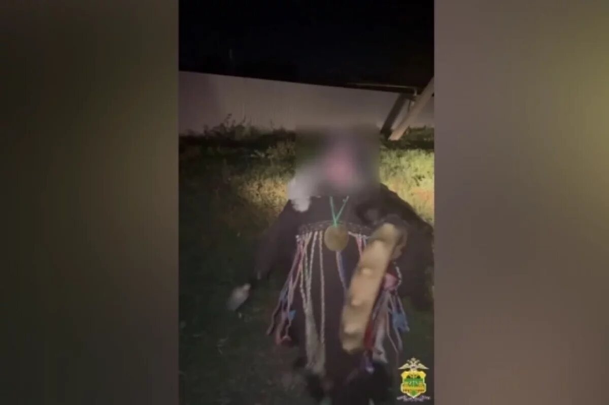    Женщина была в характерном костюме и с барабаном.