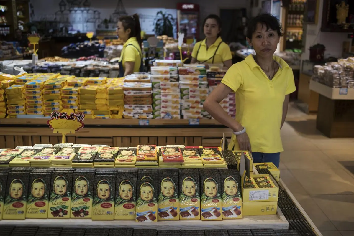 Продажа шоколада "Аленка" на Русской улице (улице Русского колорита) в городе Далянь. @Валерий Мельников / @РИА Новости