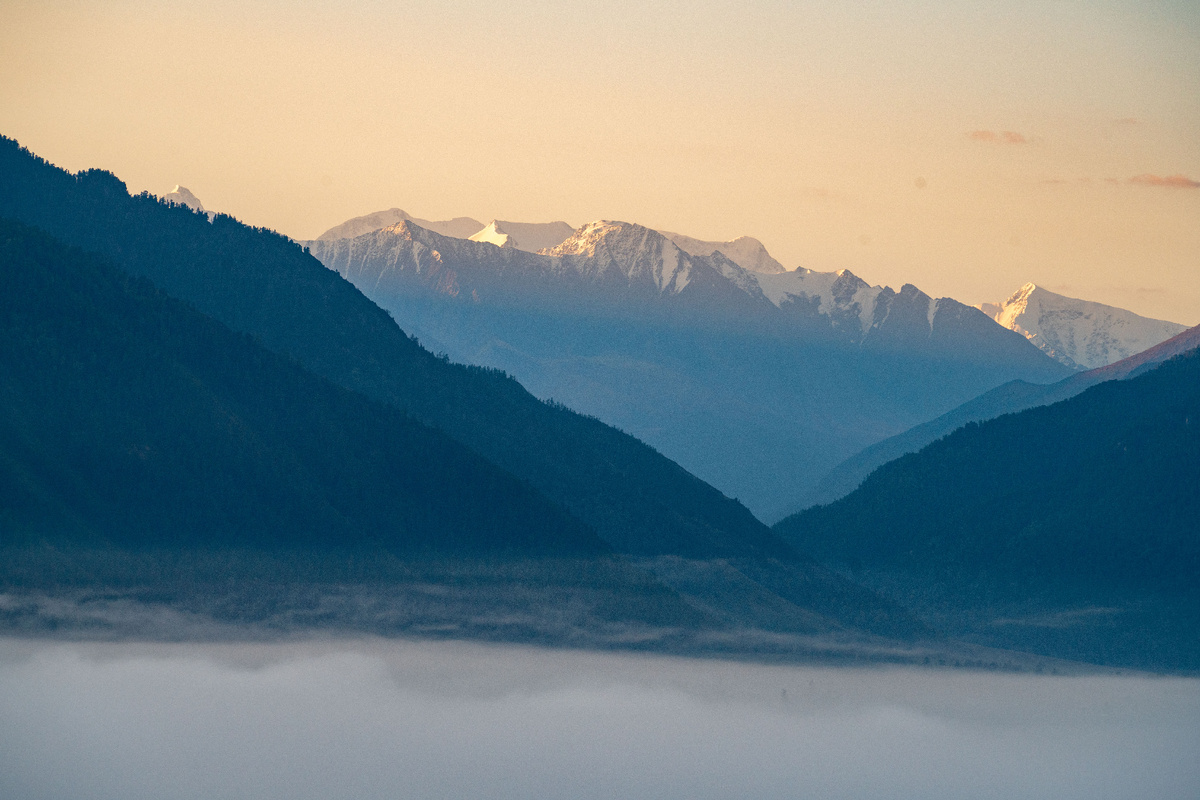Белуха, вид с пригорка у села Тюнгур