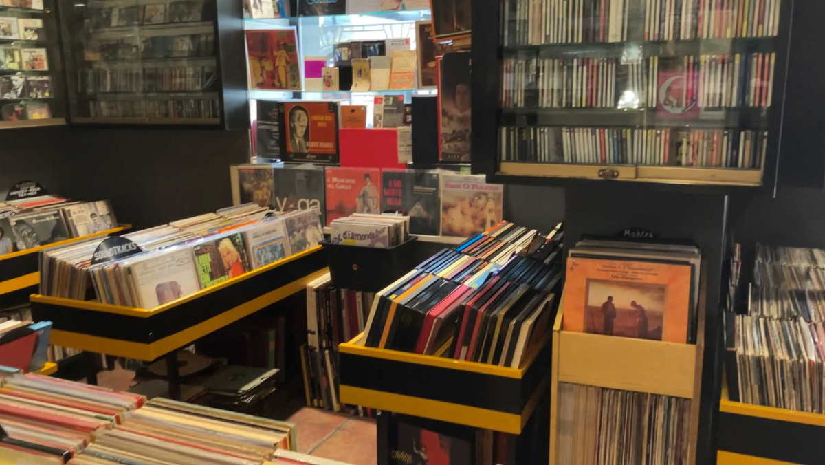 полки и стеллажи внутри Millerecords 