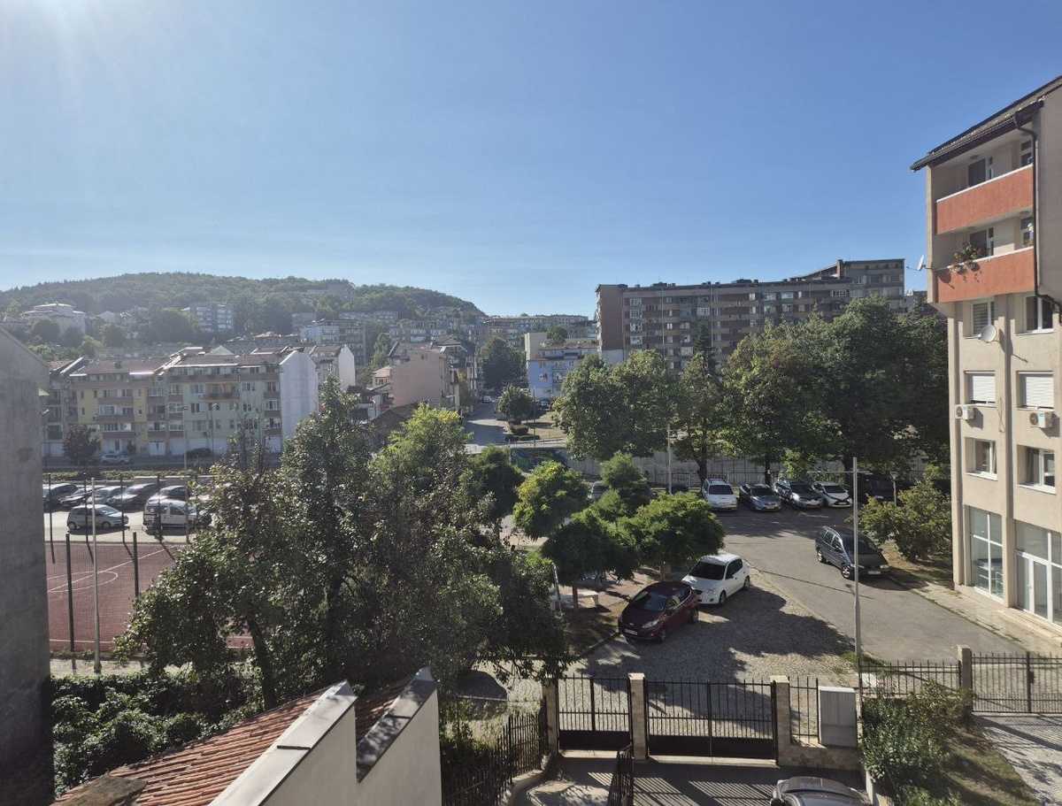 Виды пока с нашего балкона совершенно не осенние.