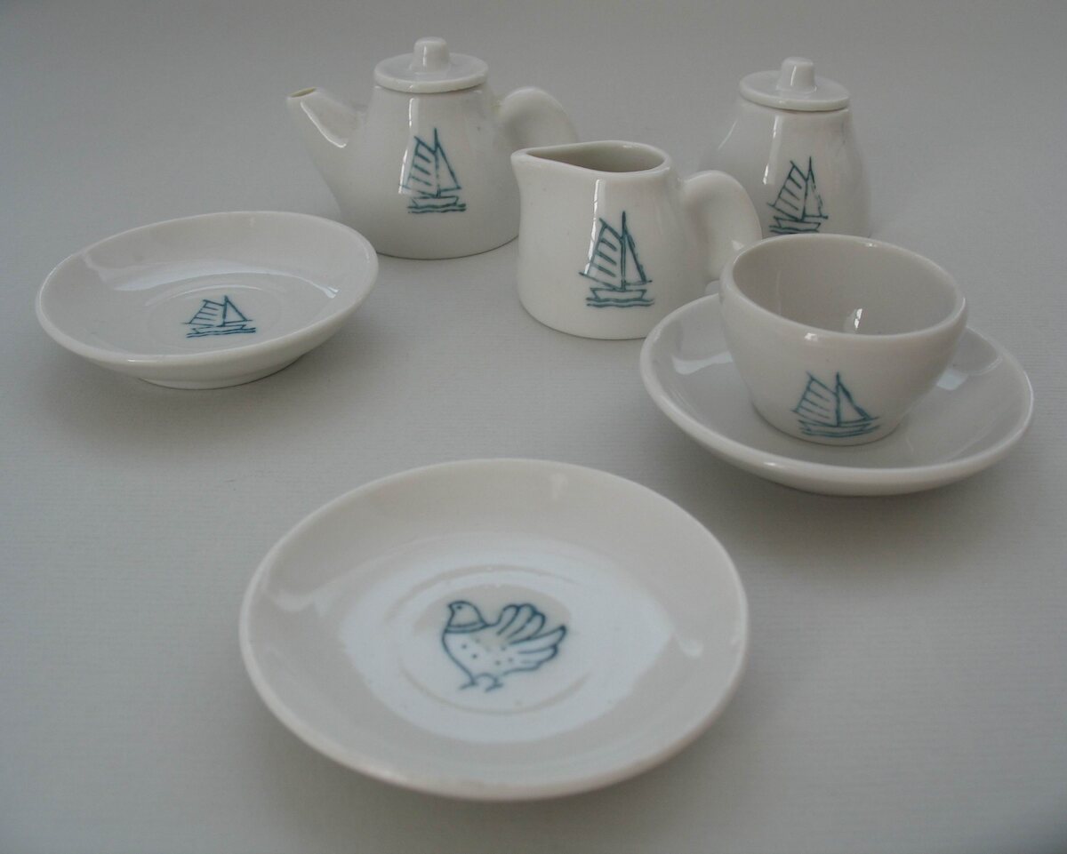 Владимир Ольшевский. Кукольный сервиз. 1962–1966. Вербилки. Высота 4,7 см. Омский областной музей изобразительных искусств имени М.А. Врубеля / К 3146/1,2. Госкаталог: 6036054 / Дар Нины Шугаевой. Омск