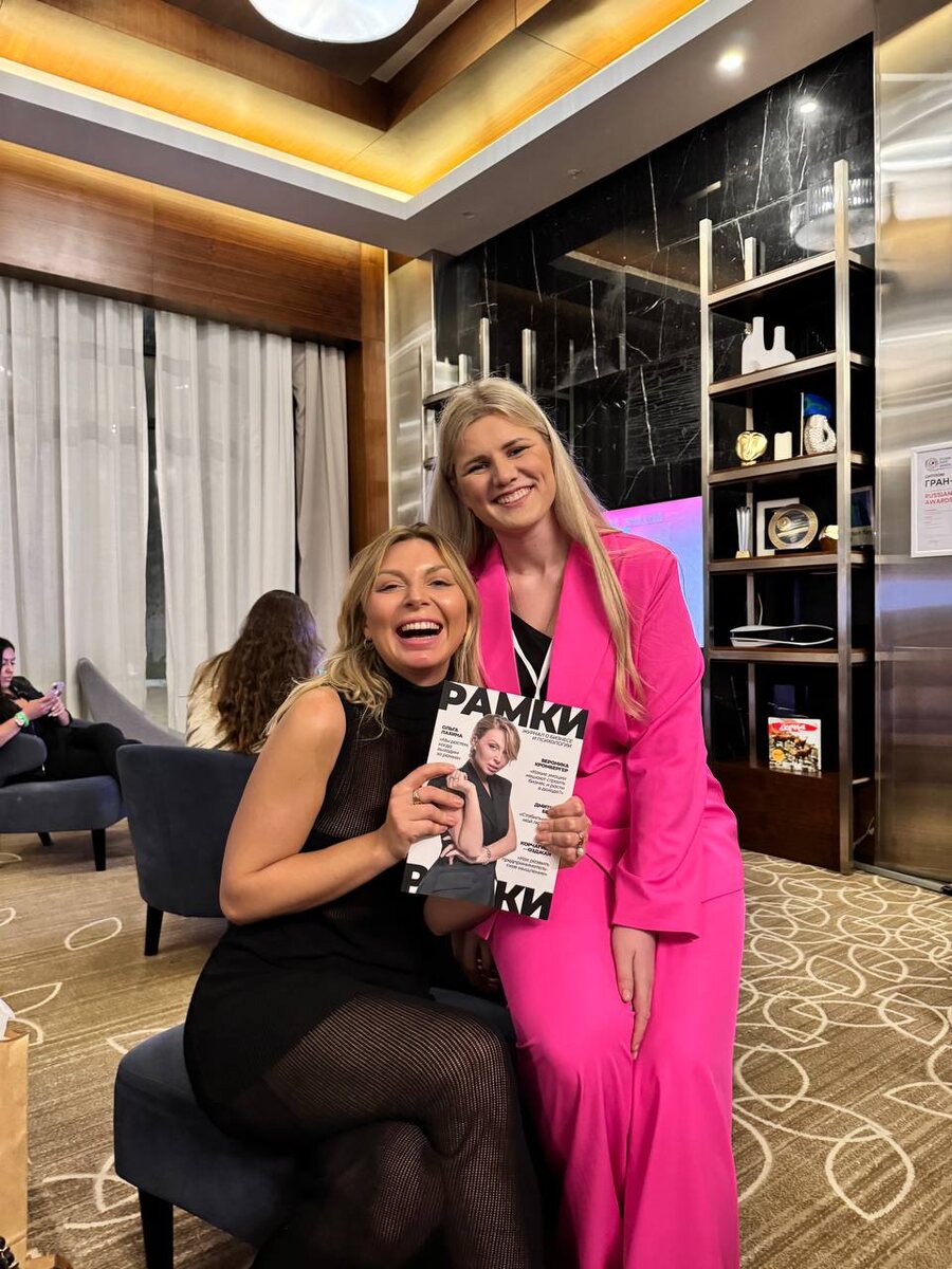 Вероника Кромбергер (слева) — хедлайнер первого выпуска журнала РАМКИ, Ольга Лахина (справа) — основатель журнала РАМКИ, Сочи, 3 октября 2024