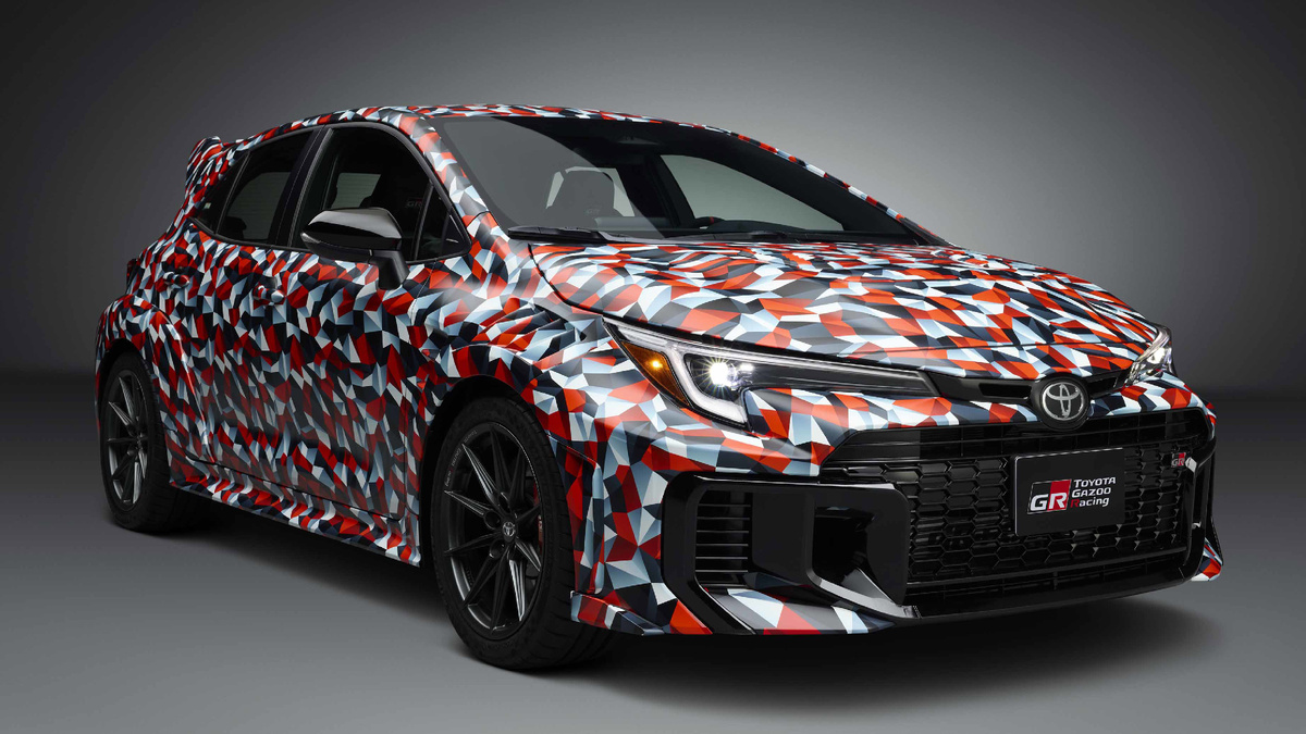 Добавлен дополнительный воздуховод, который забирает воздух непосредственно от передней решётки радиатора и направляет его к вторичному воздухозаборнику