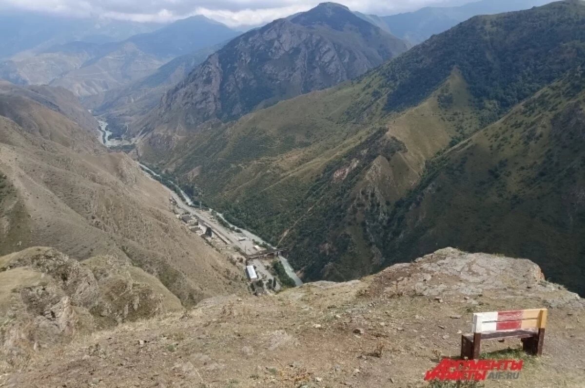    Место для уединения с видом на оживлённую трассу