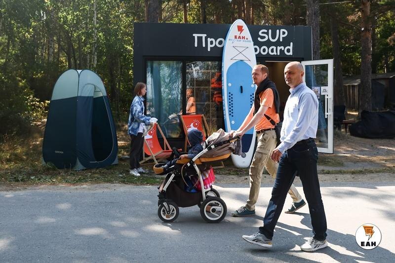    ЕАН. Мужчина с ребенком в коляске