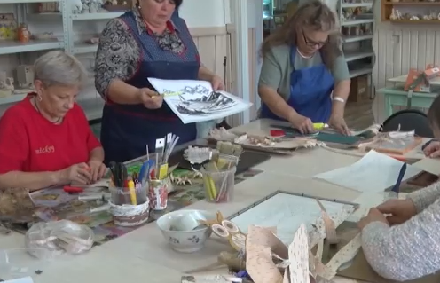     В козульском доме творчества учат создавать удивительные картины из берёсты