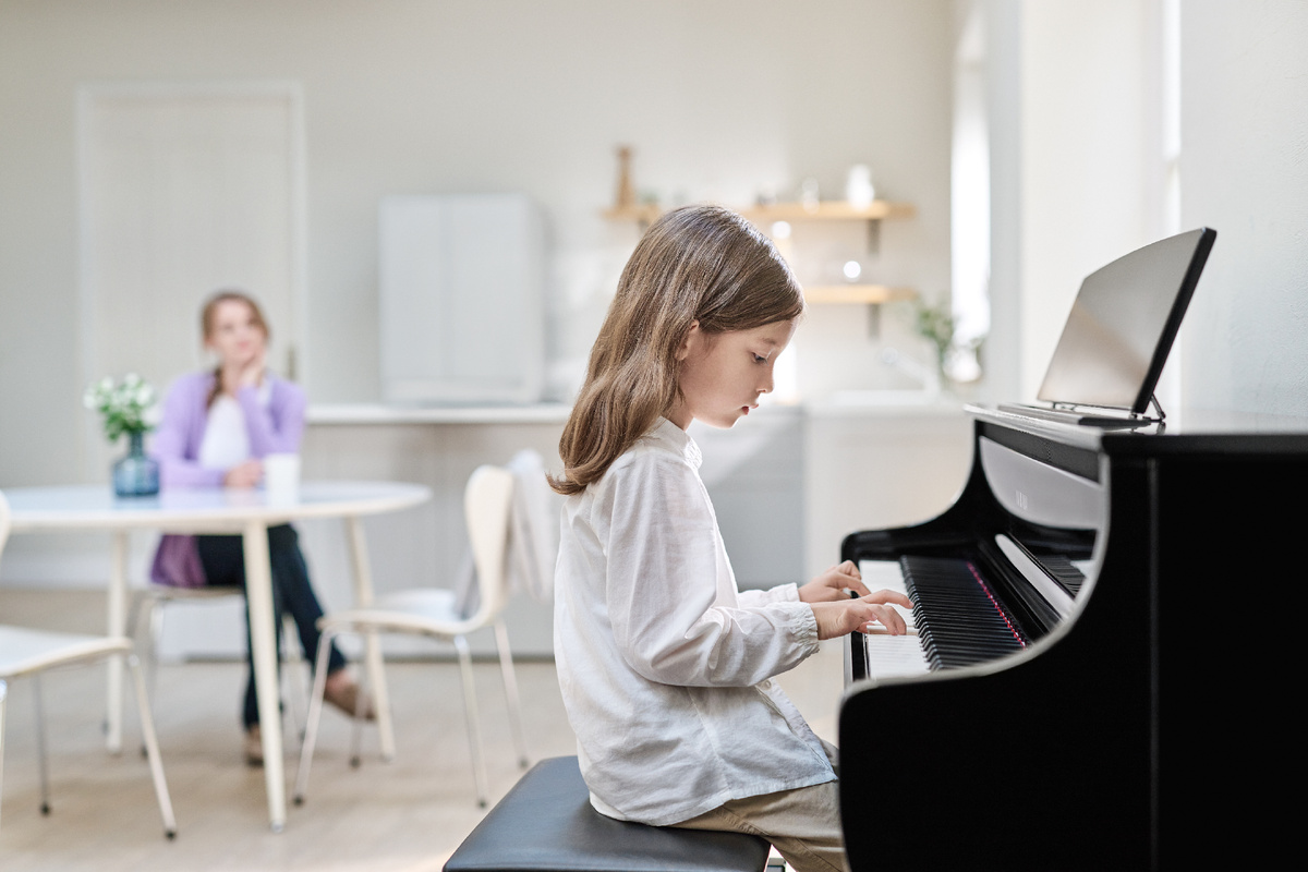 Ребёнок занимается на цифровом фортепиано Yamaha CLP-875