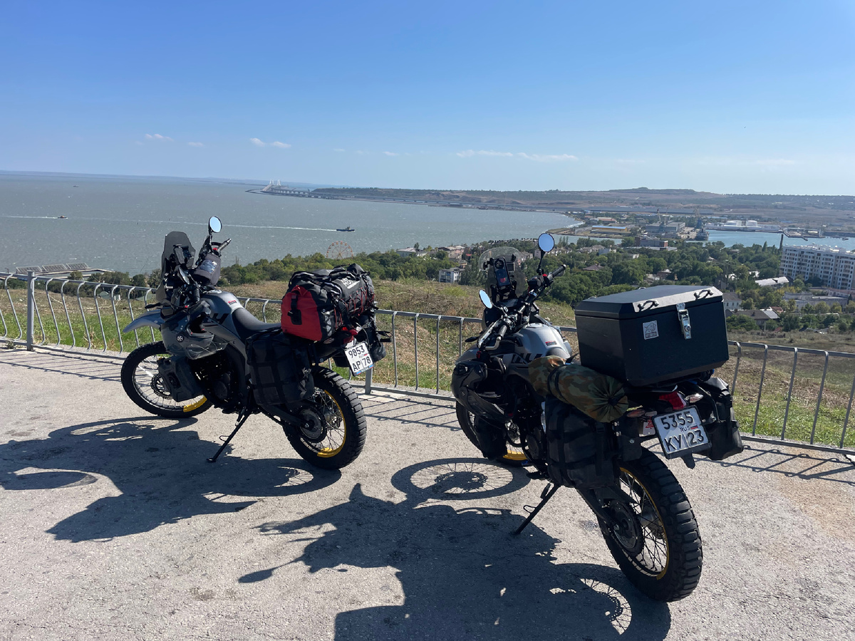 Вид на крымский мост с горы Митридат (развалины Пантикапея)