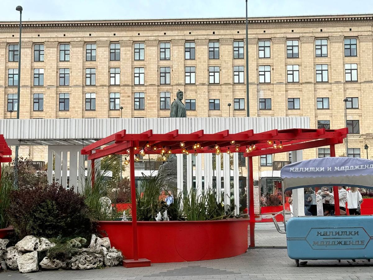 Вид сразу после выхода из Метро. Памятник Маяковскому станет для нас ориентиром. Листайте, чтобы посмотреть карту → 