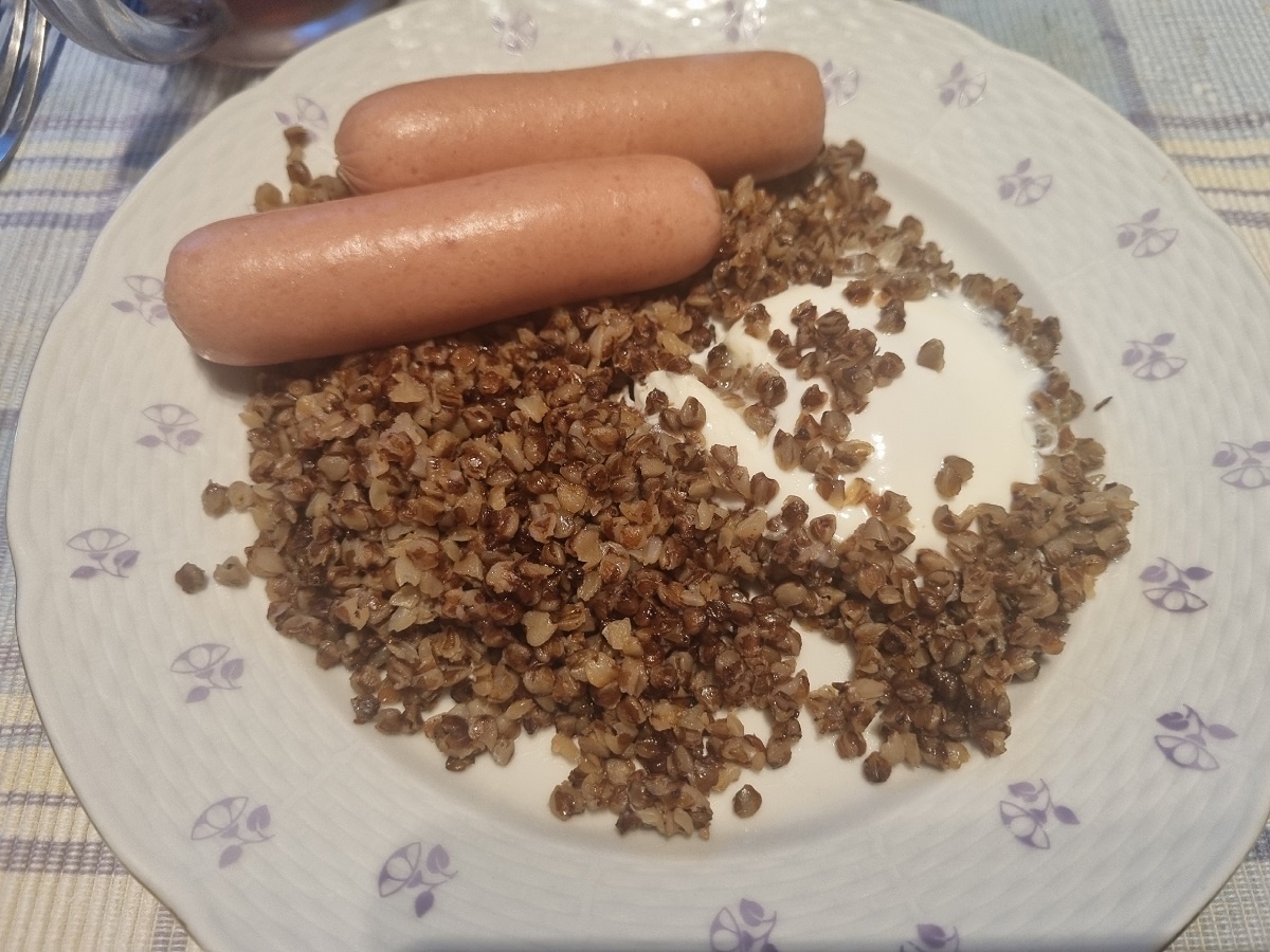    Роскачество шокировало: не все сосиски мясной клей . Есть те, что на 100% из мяса. Вот список