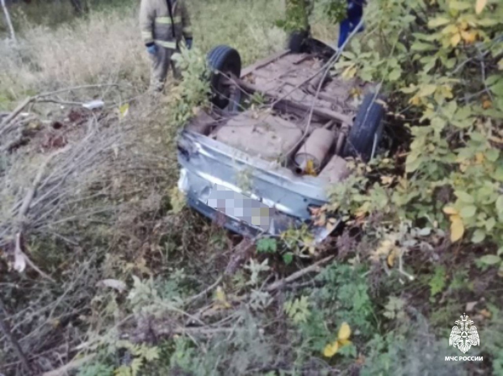 В опрокинувшейся в Тверской области машине погиб водитель