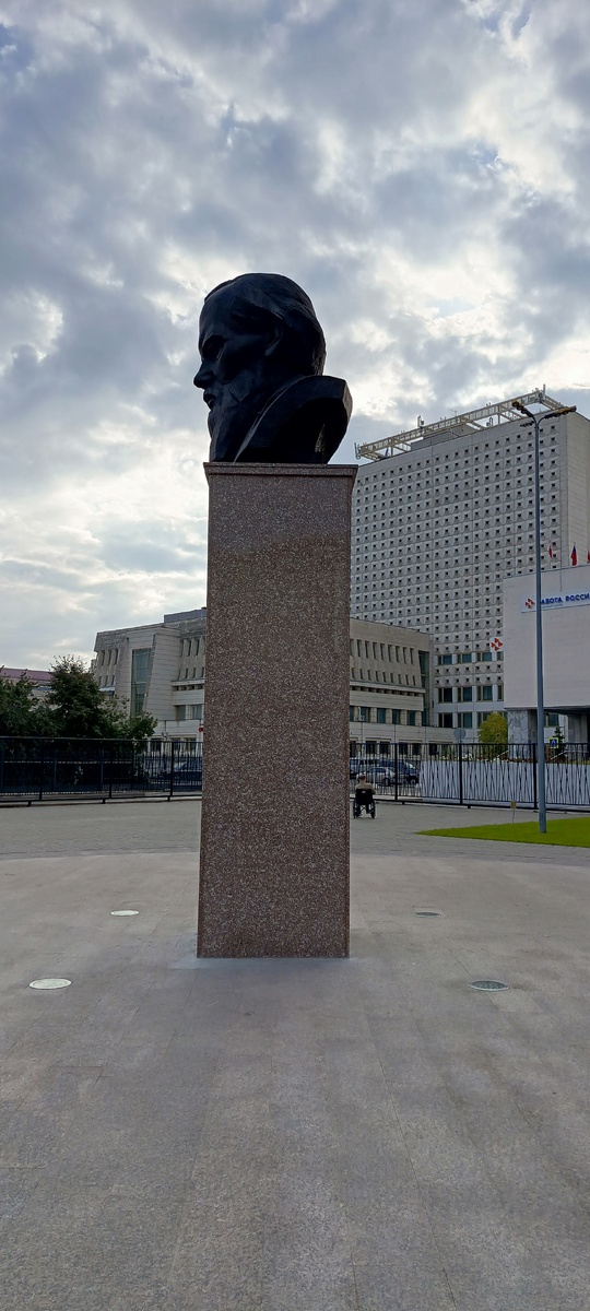 Достоевский на фоне библиотеки имени Пушкина