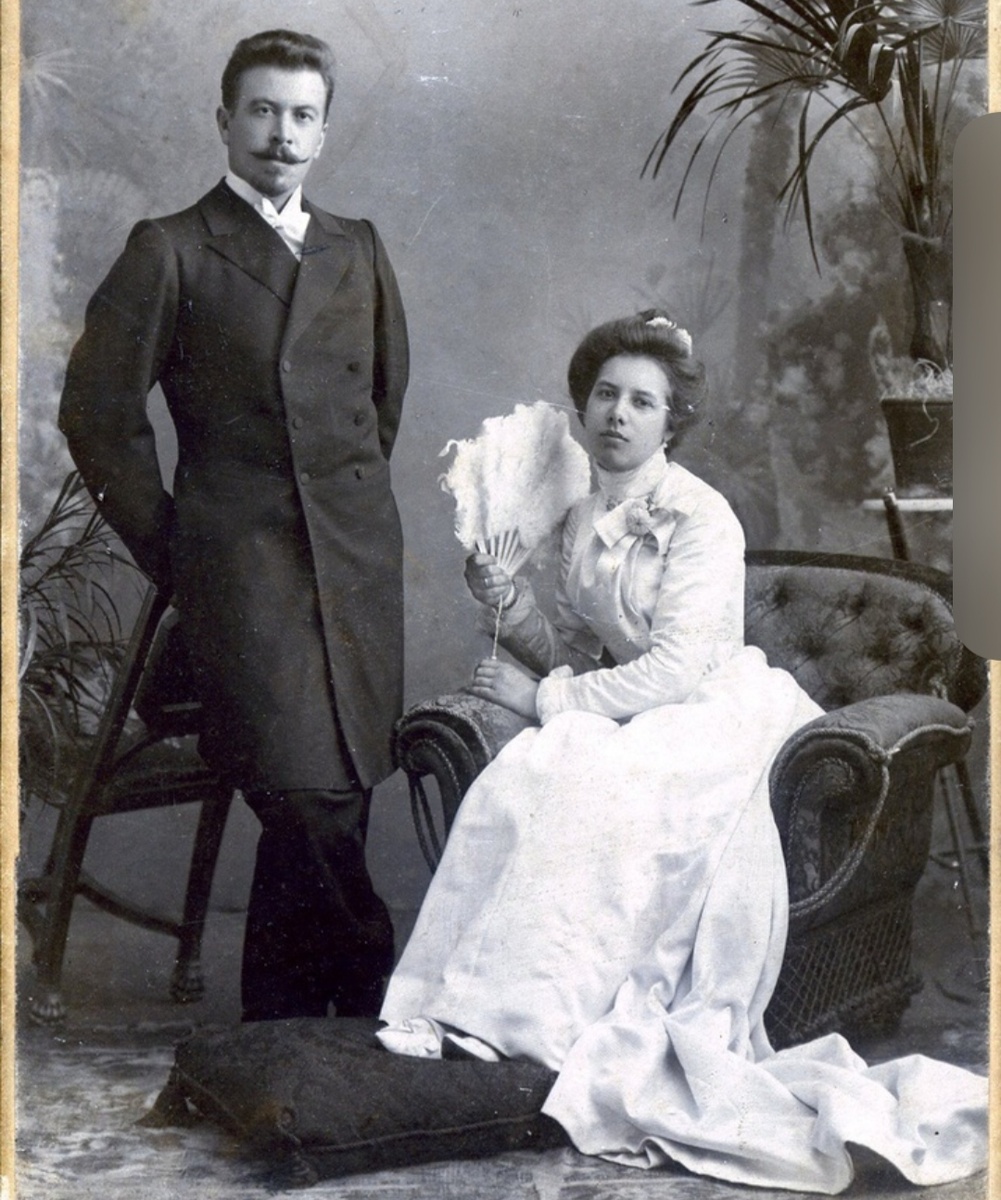 Анатолий Николаевич Сажин с супругой Анной Николаевной в день бракосочетания сентября 23 дня 1901 года. Автор: Николай Сажин. Муром.