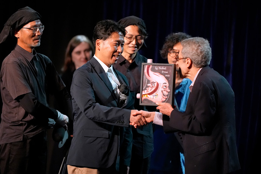 Церемония вручения Шнобелевской премии 2025
 Фото: Robert F. Bukaty / AP / TASS