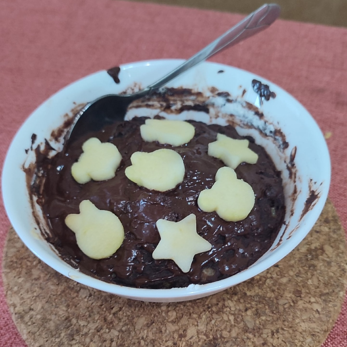 Здесь мы украсили пирог фигурками из яблока.