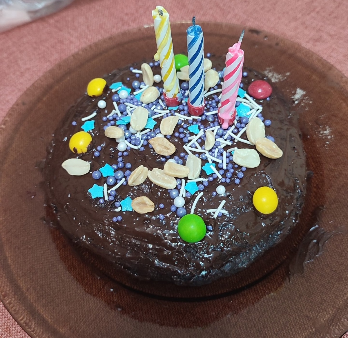 А на этой фото у нас праздничный вариант. Мы приготовили два пирога - наши коржи, смазали их арахисовой пастой, а сверху полили шоколадом и украсили посыпкой, арахисом и скитлз.