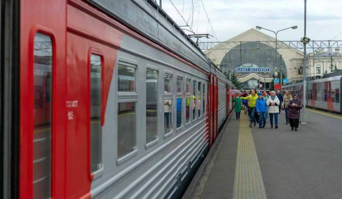     Электричка. Источник: spb.kp.ru Автор фото: Олег Золото