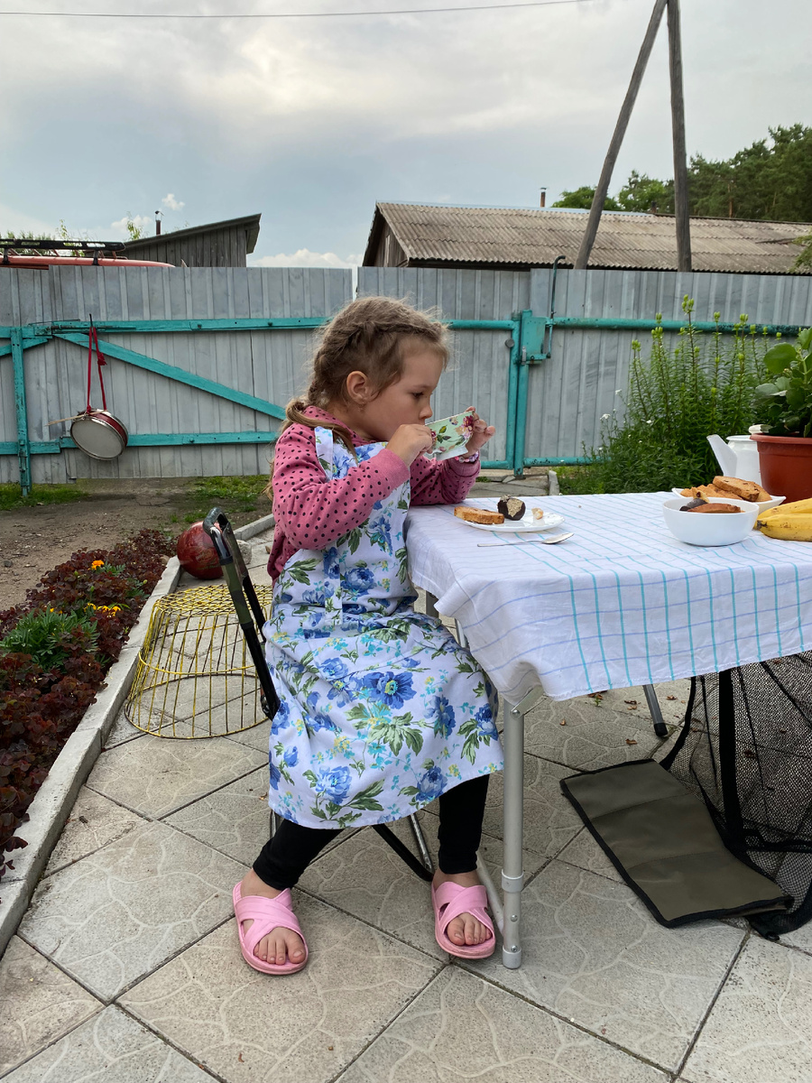 Марьяша пьет чай. Фото автора.