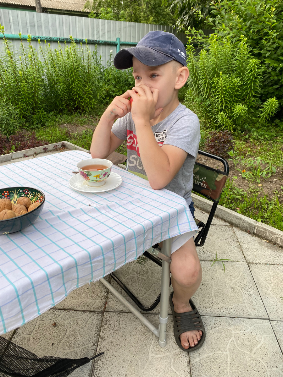 Егор за столом. Фото автора.