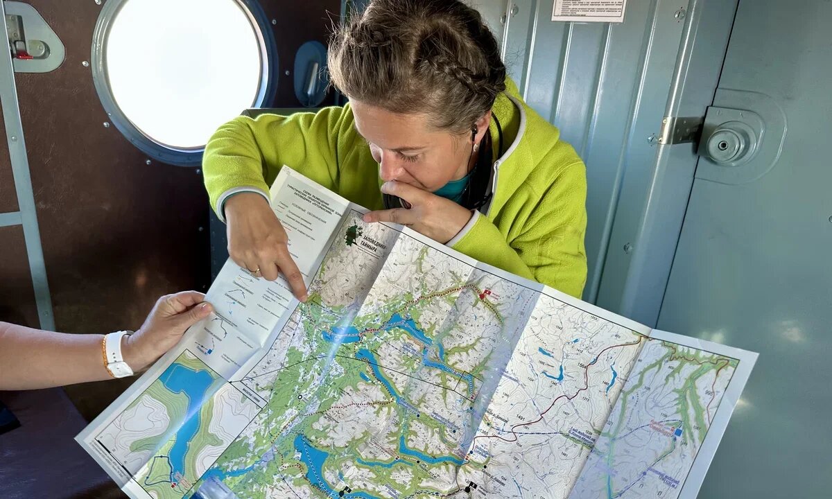    Гид принимающей компании ведет экскурсию на борту вертолета. Фото: Анна Филатовская, для АТОР