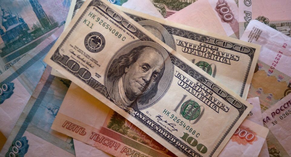    Денежные купюры рублей и долларов США / Медиасток.рф