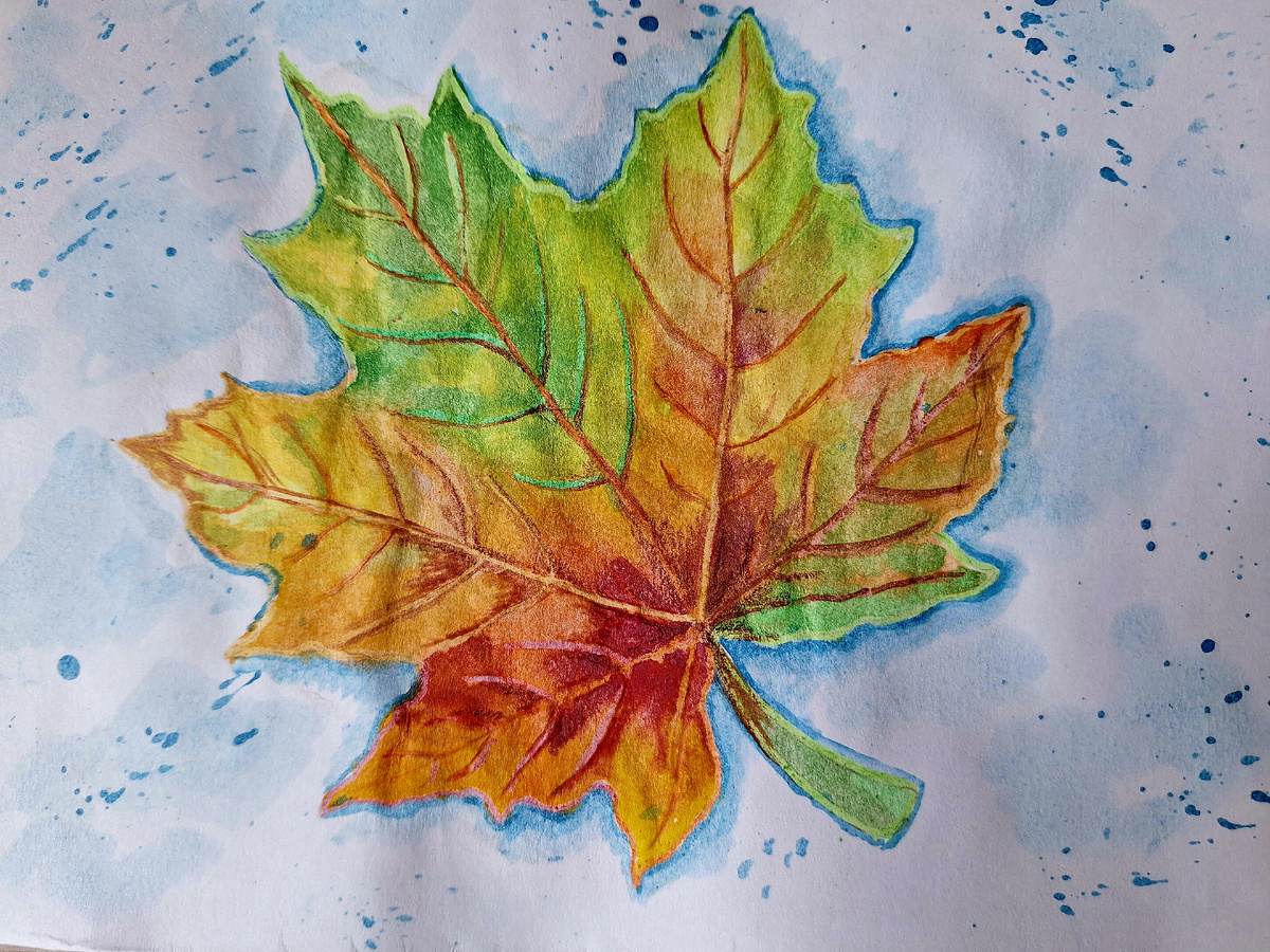 Осенний кленовый лист сорвался с ветки, и парит под дождем. 