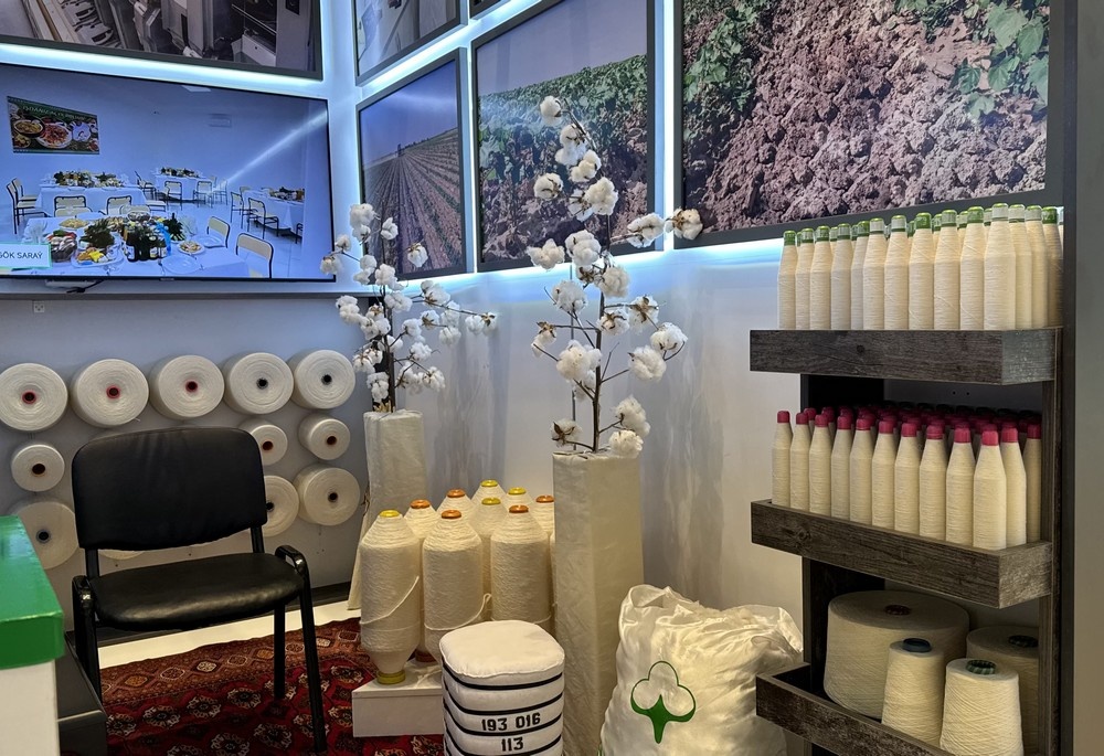 Хлопковые трёхкручёные нити компании Gök Saraý на Выставке экономических достижений Туркменистана, 18 сентября, 2025 г., Ашхабад, Туркменистан (Фото: БТ)