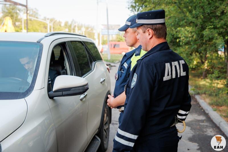    ЕАН / Экипаж ДПС останавливает водителя для проверки