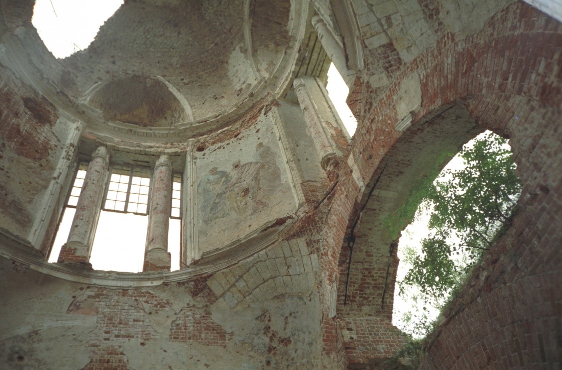 Храм внутри и то, что осталось от купола