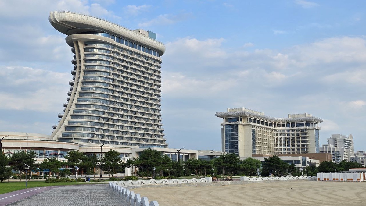 Здания вдоль береговой линии выполнены в едином стиле