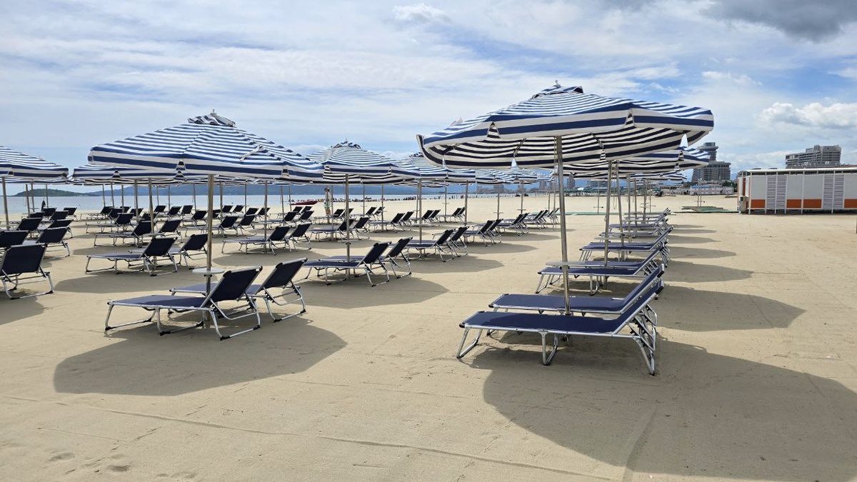 Песок на пляже каждое утро выравнивают и выставляют лежаки как по линеечке