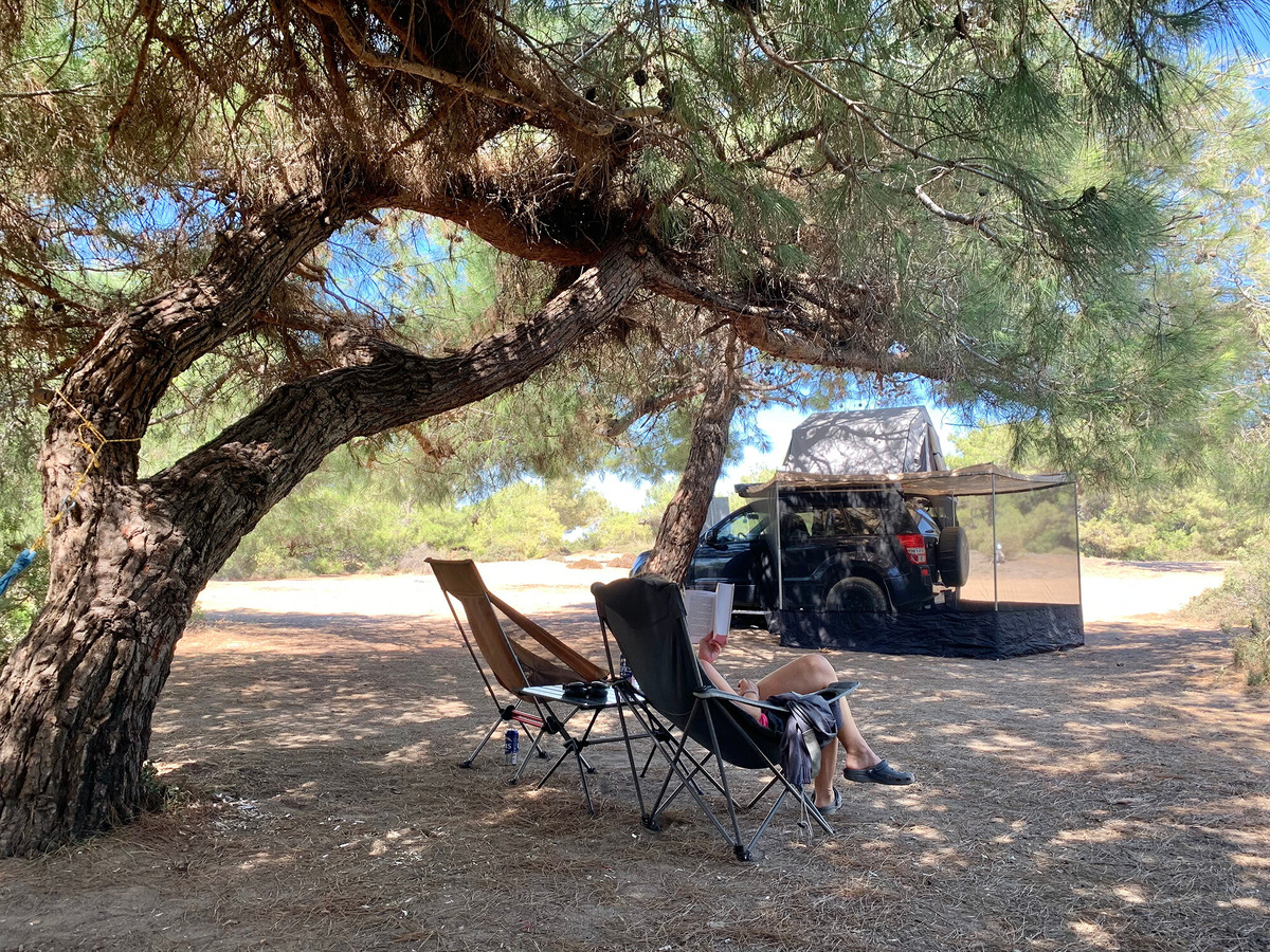 Часто приходилось приводить в порядок стоянки — местные оставляют очень много мусора в местах отдыха на природе. И не собирают его в пакеты, как многие делают в России, а просто садятся в машины после пикника и уезжают