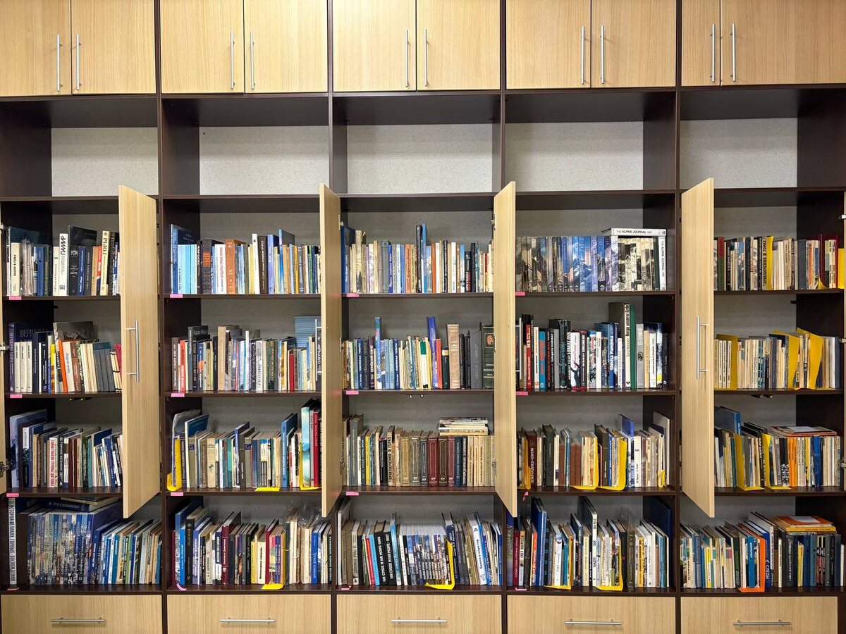 Огромный архив Шатаева бережно расставлен и каталогизирован.