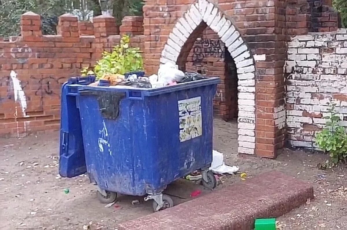    Детскую площадку с бомжами и мусорным контейнером показал волгоградец