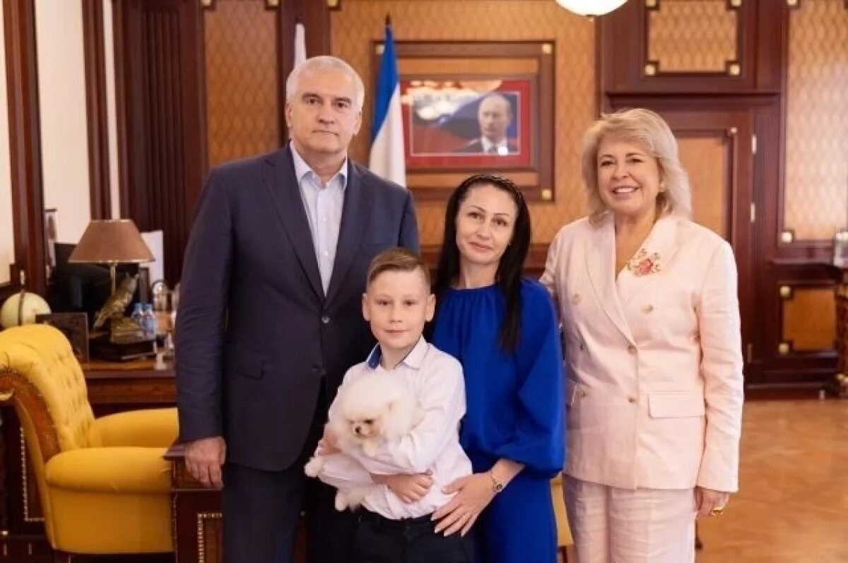   Юный житель Крыма получил собаку в подарок после письма президенту