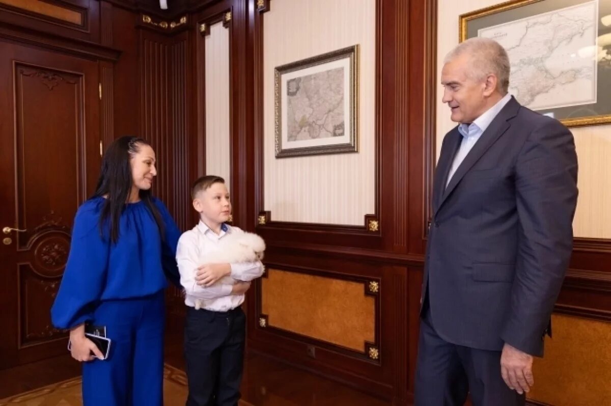    Путин исполнил мечту мальчика из Крыма и подарил ему щенка